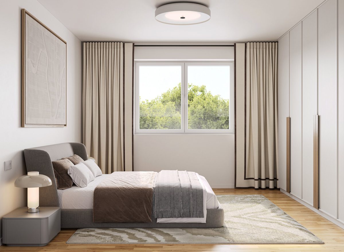 Schlafzimmer mit Einbauschrank und großem Fenster